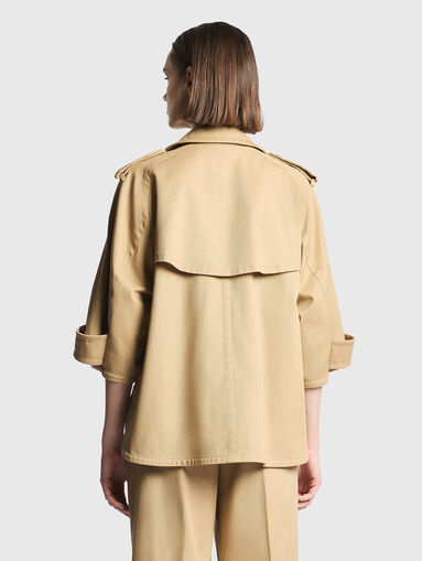 Short trench coat with a double-breasted closure - 3