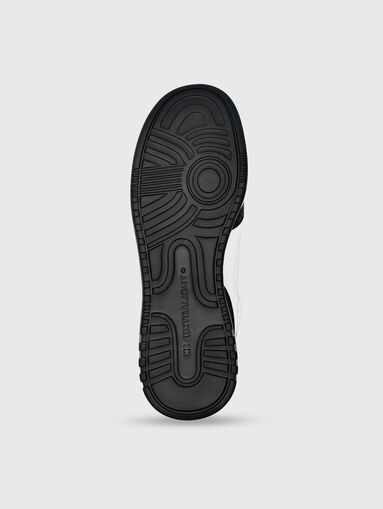 Sports shoes with contrasting elements - 4