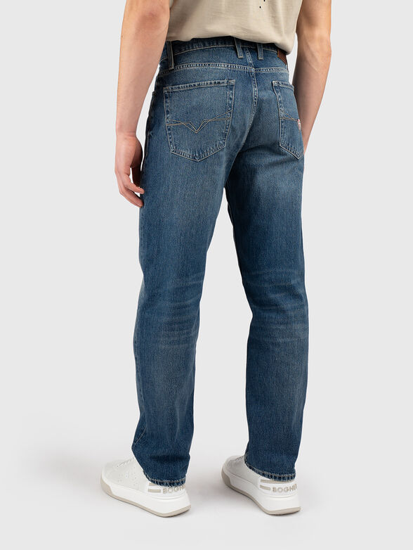 Straight-leg jeans with a logo detail - 2