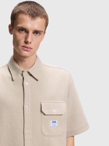 Short-sleeve shirt with a logo patch - 5