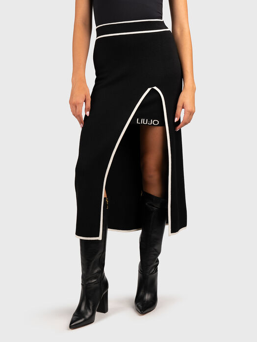 Skirt with accent slit