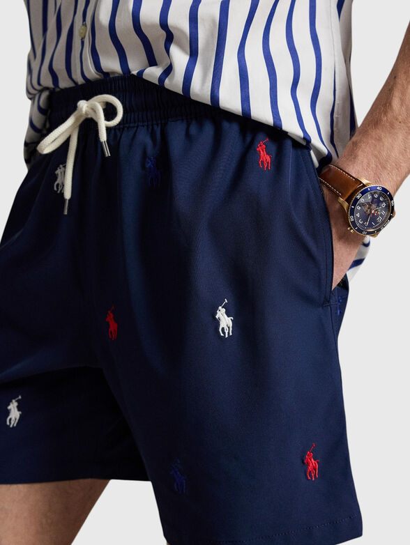 Beach shorts with colorful embroidered logo - 3