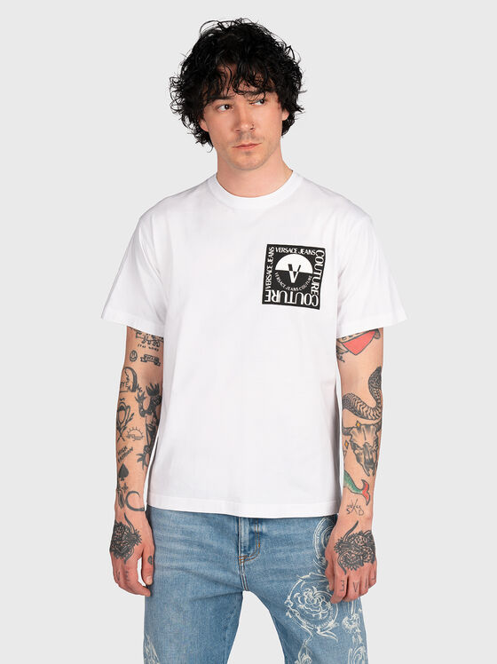 Бяла тениска с контрастен принт на гърба - 1