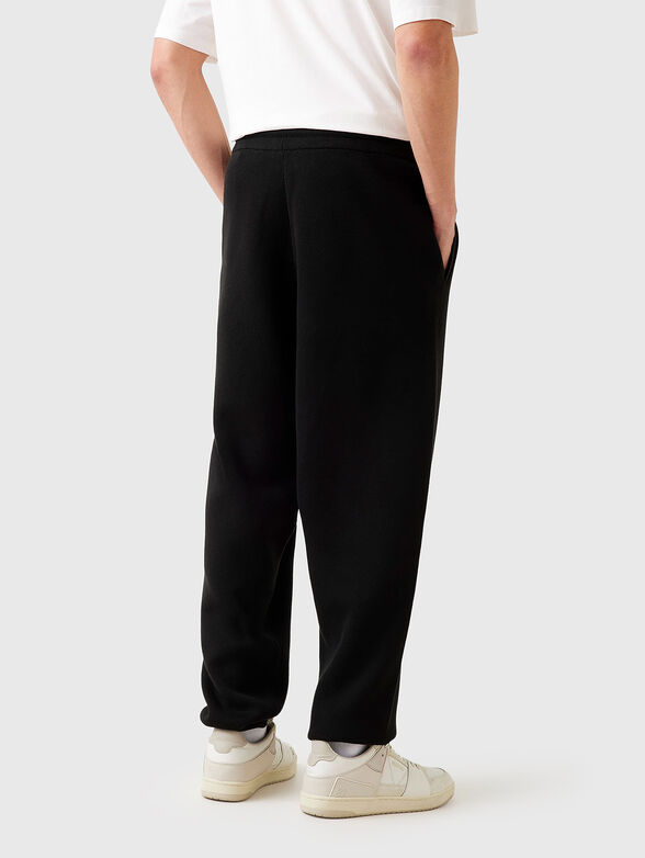 Sports pants with embossed logo - 2