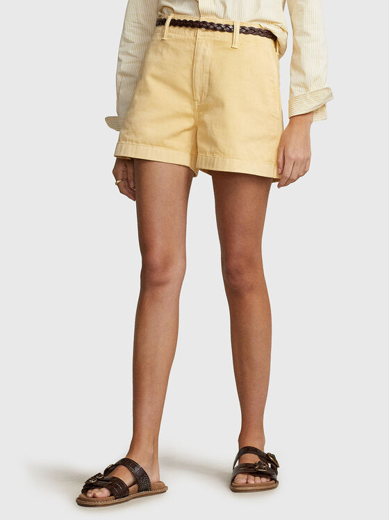 Къси памучни чино панталони в жълт цвят - 1