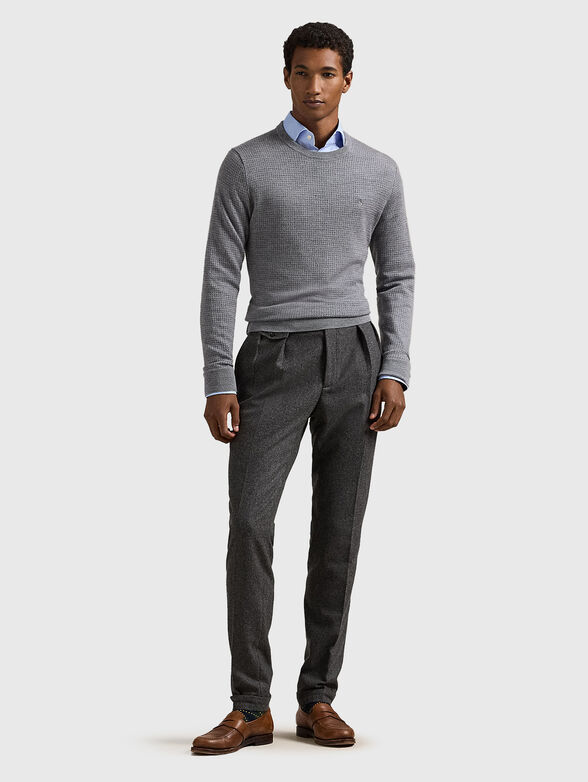 Wool sweater with an oval neckline - 2