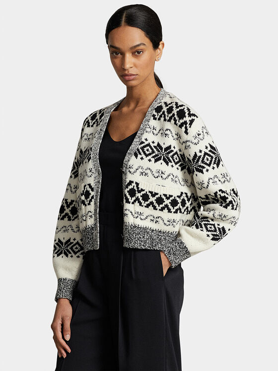 Плетена скъсена жилетка с фигурални детайли - 1