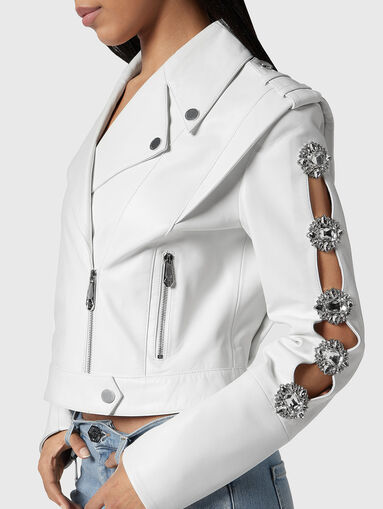 White leather jacket with brooches - 5