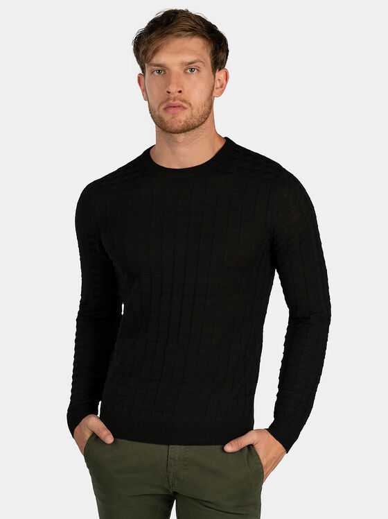 Черен пуловер с релефна текстура - 1