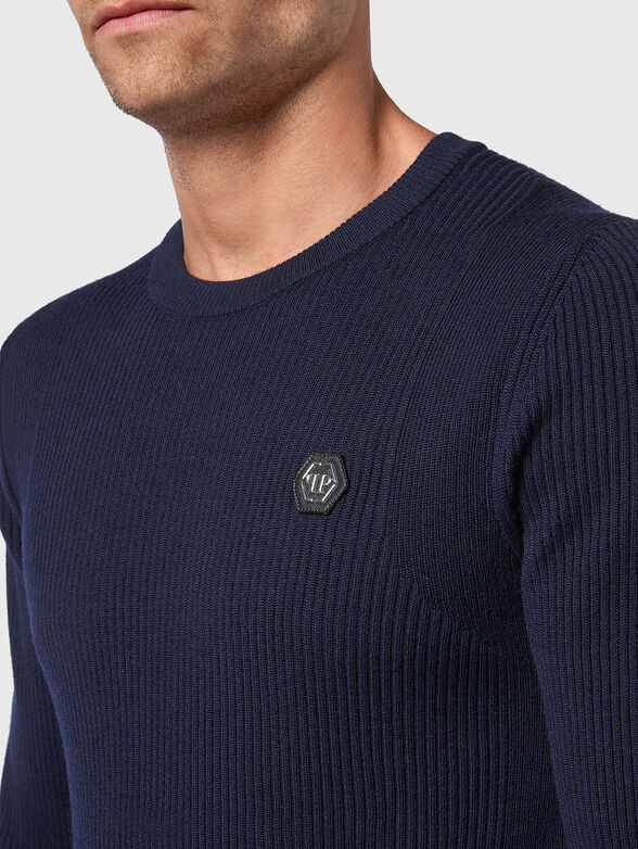 Beige sweater with oval neckline  - 4