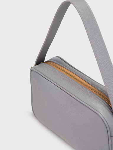 Small leather bag with logo in beige - 5