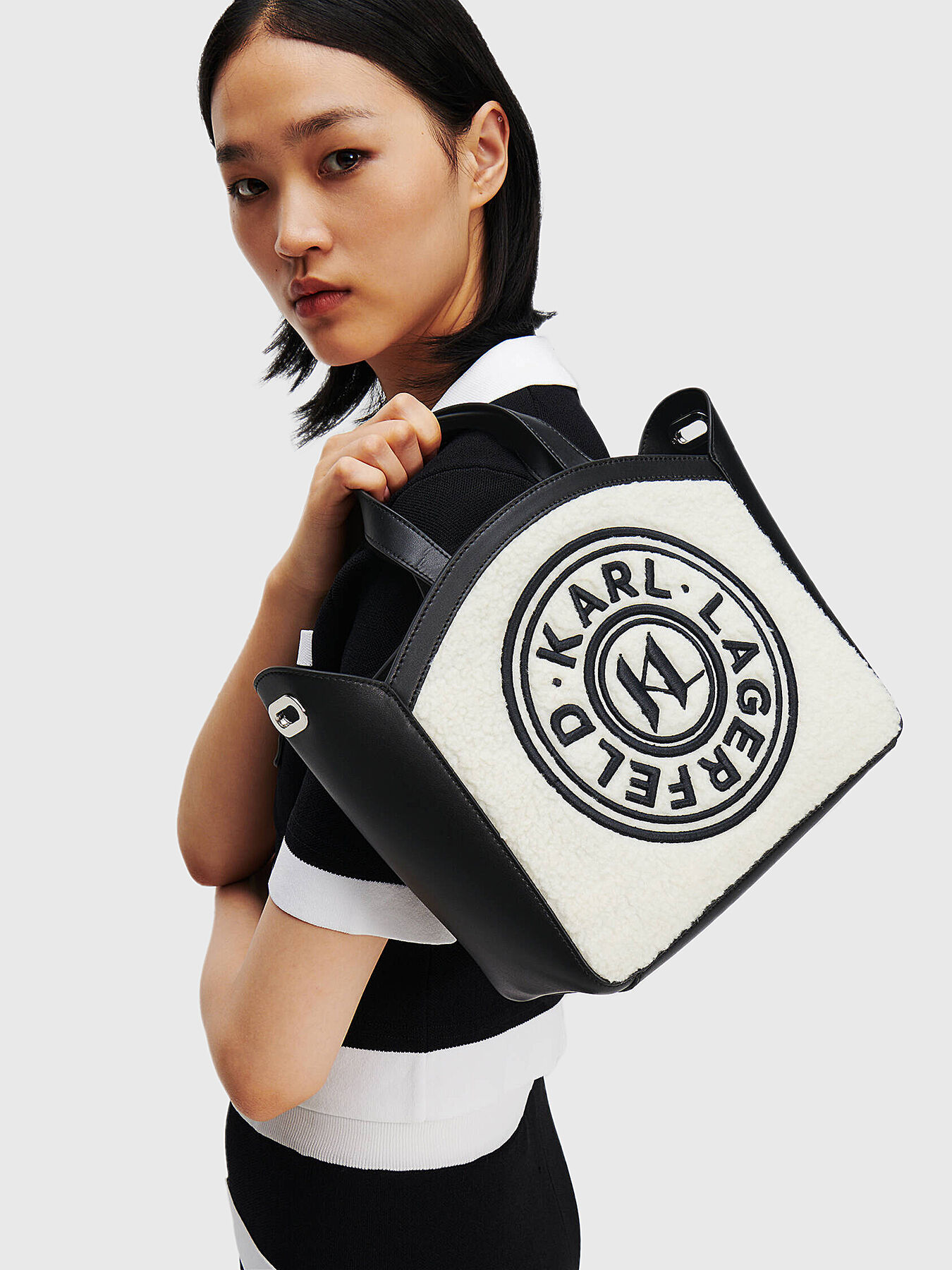 KARL LAGERFELD 220W600181998 関税送料込 K/ESSENTIAL black bag with croc texture brand Karl Lagerfeld