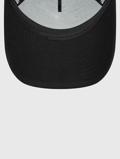 Cap with visor and accent - 5