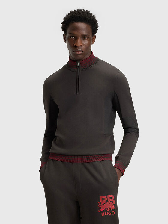 Пуловер HUGO x RB с висока яка и цип - 1