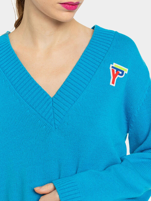 Sweater with V-neck and rubber logo detail - 4