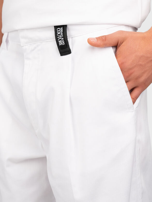 White pants with contrast logo detail - 3