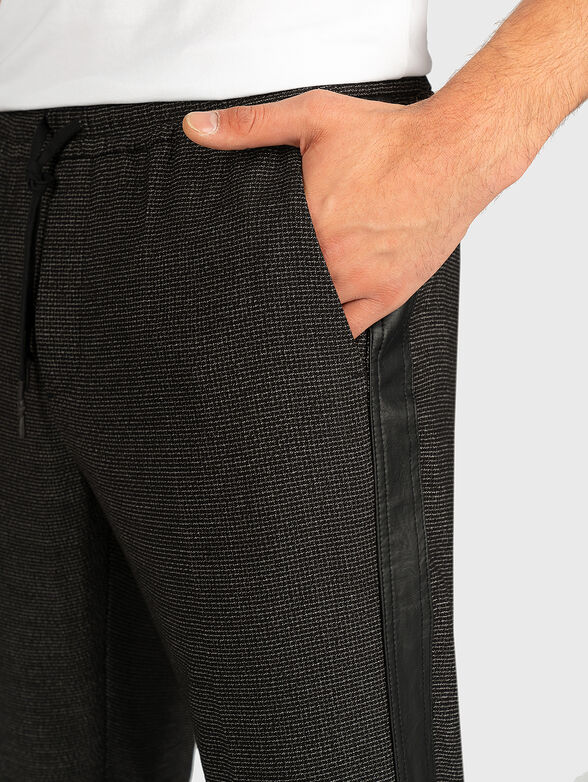 Trousers with faux leather sidebands - 3