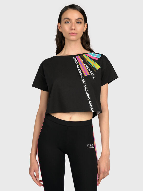 Скъсена тениска с лого акценти - 1