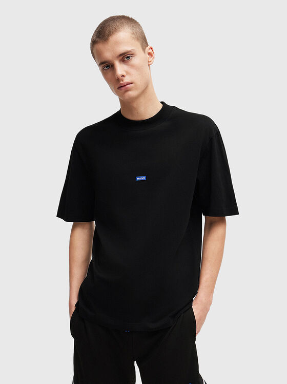 Черна тениска с лого патч - 1