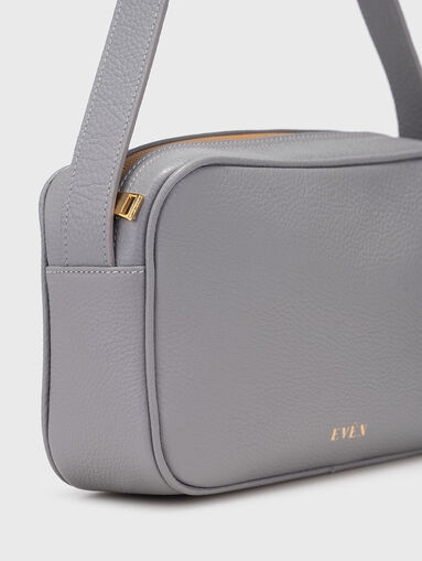 Small leather bag with logo in beige - 4