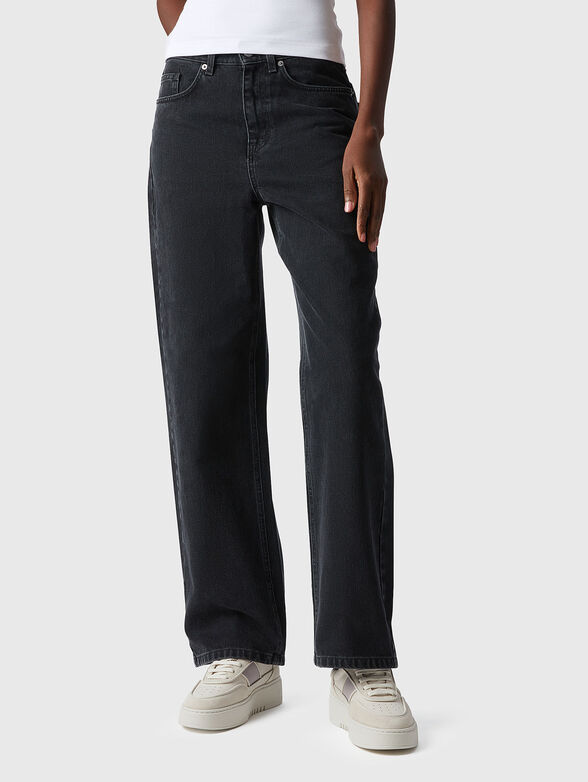 Leather sports shoes with golden logo  - 2