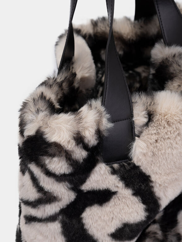 Handbag with fluffy faux fur - 4