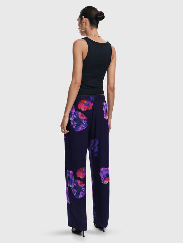 Trousers with floral accents - 2
