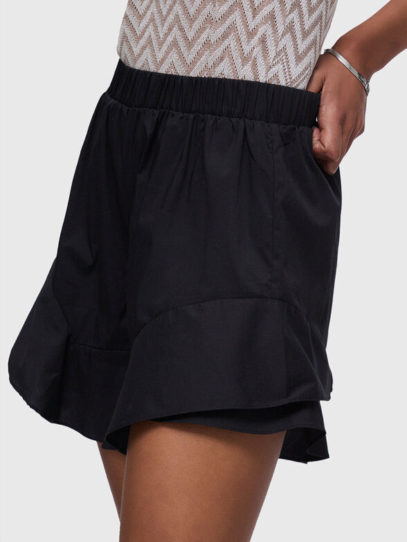 Shorts with ruffles - 3