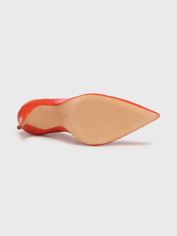 Heeled shoes in beige color - 5