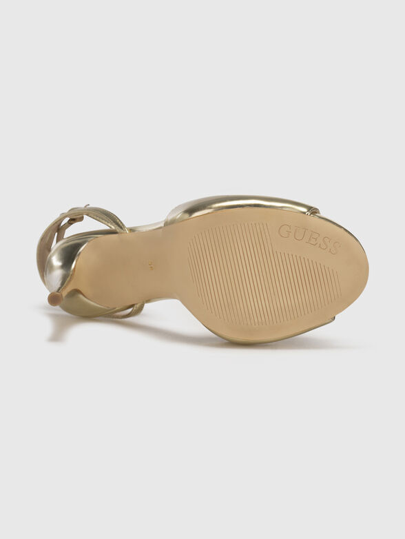 Heeled sandals in gold color  - 5
