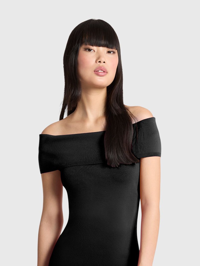 Maxi pleated dress with bare shoulders - 3