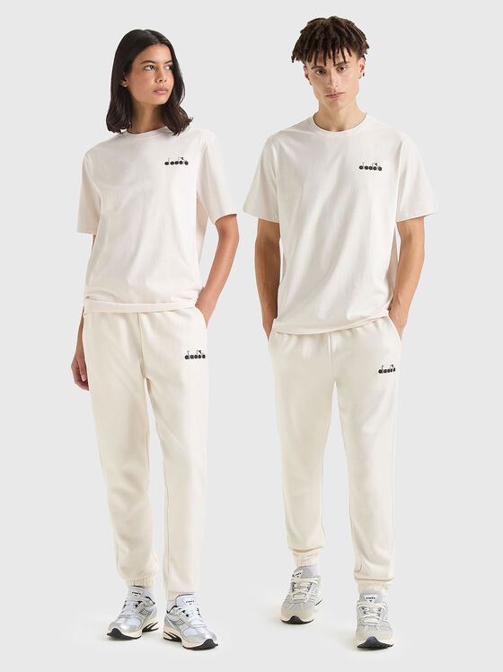 Unisex T-shirt with an accent logo print - 1