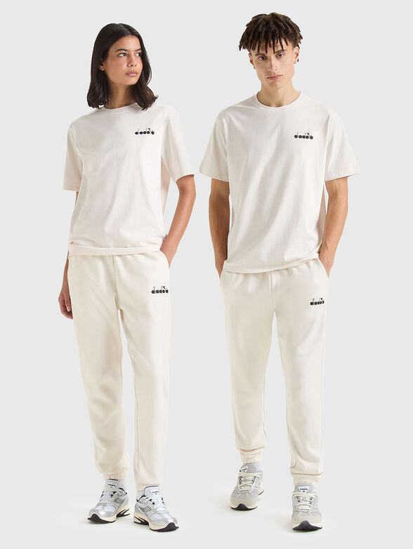 Unisex T-shirt with an accent logo print - 1
