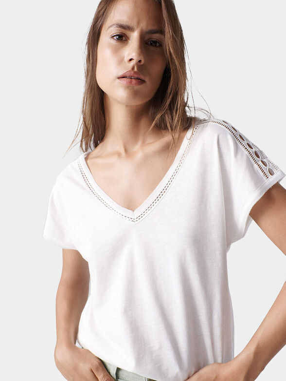 White T-shirt with lace accents - 1
