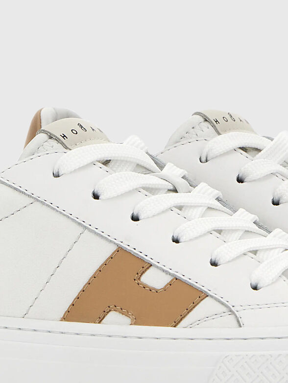 White sport shoes - 4