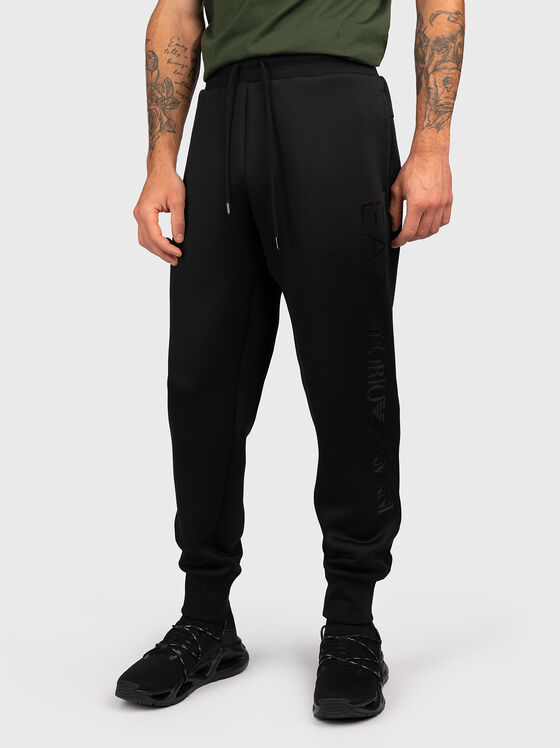 Черен спортен панталон с лого  - 1