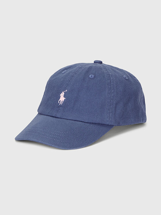 Синя шапка с козирка и лого бродерия - 1