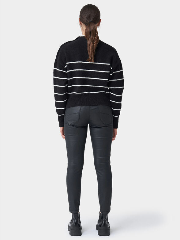 Sweater with jewelry buttons on the shoulder - 3