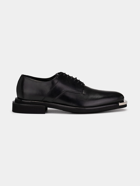 Elegant shoes with a metal detail - 1