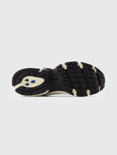 530 white sports shoes with logo accent - 4