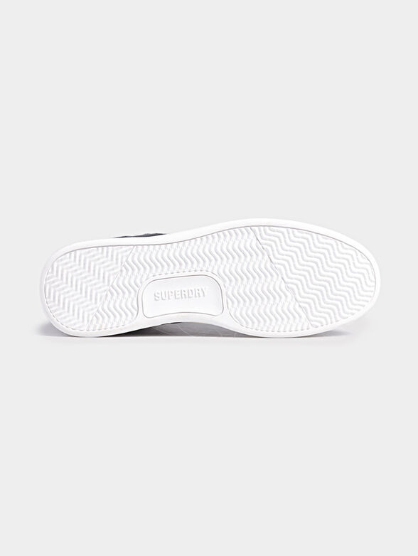 Sports shoes with contrasting stripe - 5