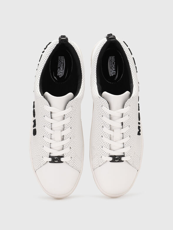 White sports shoes with accent logo - 6