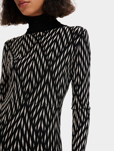 Knitted dress with geometric print - 4