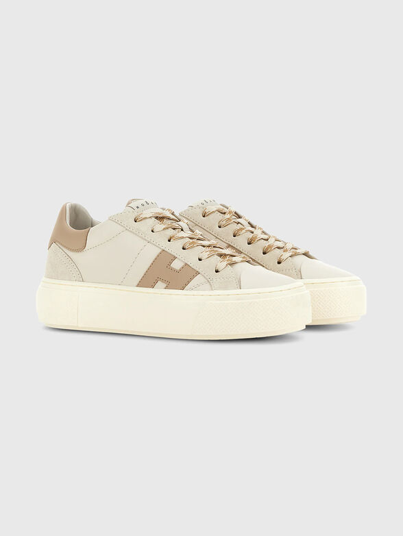 Sneakers with a contrasting logo - 2