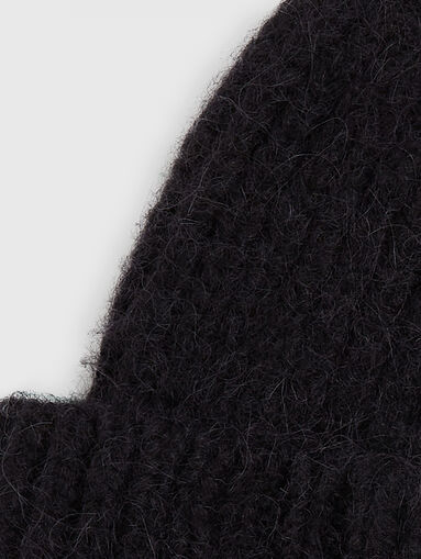 Knitted hat with contrast logo - 5