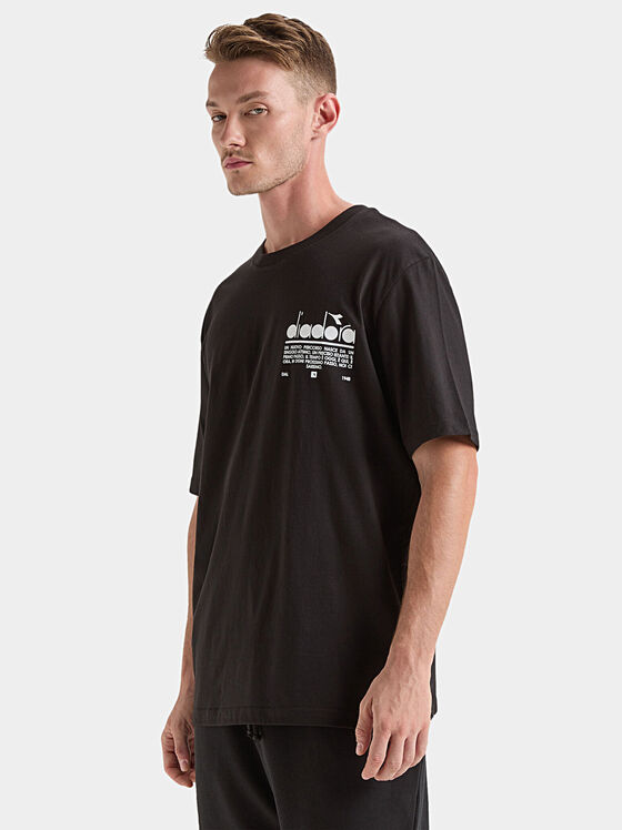 Черна памучна тениска с лого принт - 1