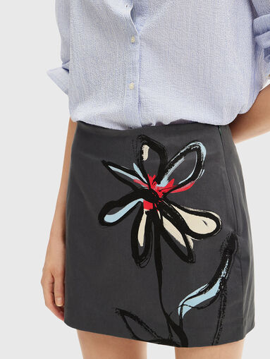 Grey mini skirt with floral print - 4