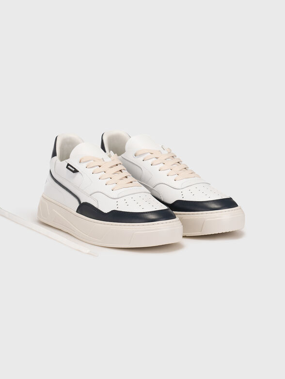 Sports shoes with contrasting elements - 1