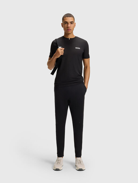 Black sports shoes with logo - 2