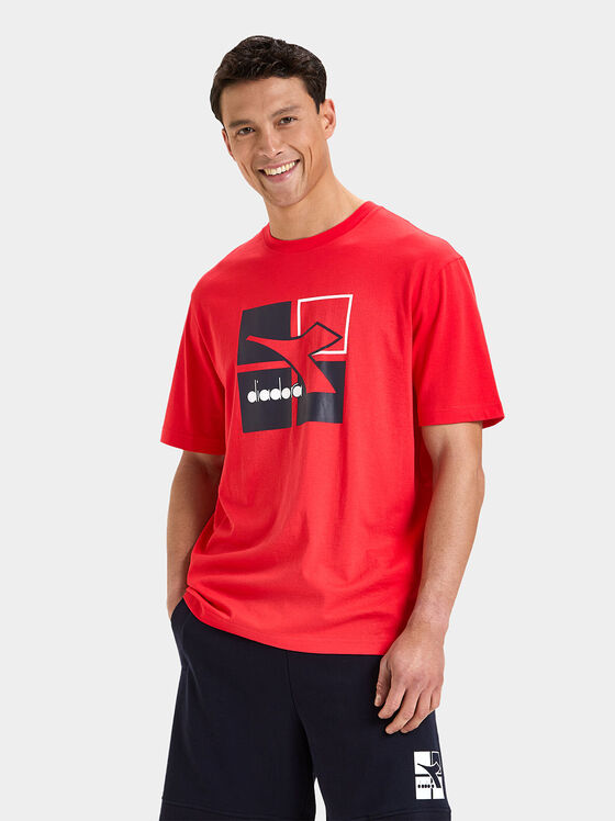 Червена тениска с лого принт - 1